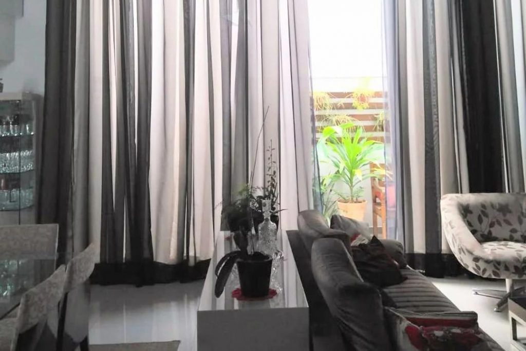 Decoração cortina tecido e persiana rolô em Bauru, SP.